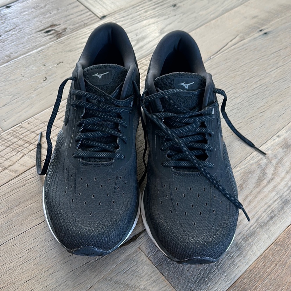Mizuno. Men’s black running shoe. NWOT.